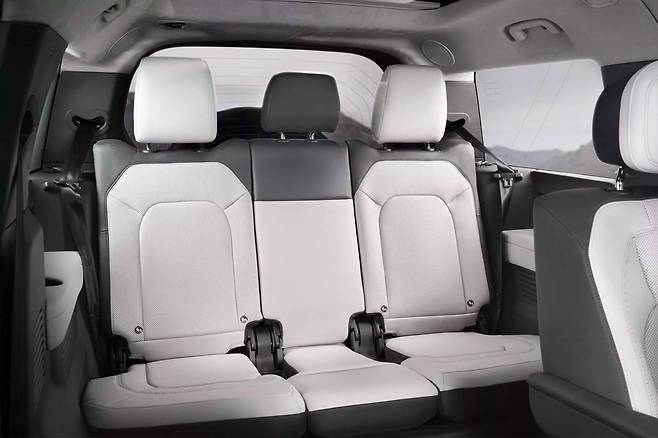 랜드로버 뉴 디펜더 130 P400 X Dynamic HSE 실내