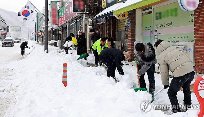 폭설 내린 고원도시 제설작업 한창 (태백=연합뉴스) 폭설이 내리고 그친 3일 강원 태백지역에 많은 눈이 쌓이자 공무원이 시민들이 제설작업을 벌이고 있다. 2025.3.3 [태백시 제공.재판매 및 DB 금지] hak@yna.co.kr