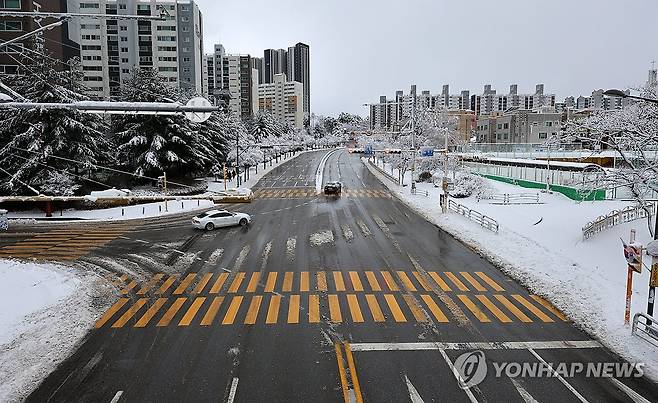 제설의 달인 강릉시…말끔한 도로 (강릉=연합뉴스) 유형재 기자 = 대설특보가 내려진 가운데 많은 눈이 내린 3일 강원 강릉시 교동의 도로가 제설작업이 말끔하게 이 이뤄져 있다. 2025.3.3 yoo21@yna.co.kr