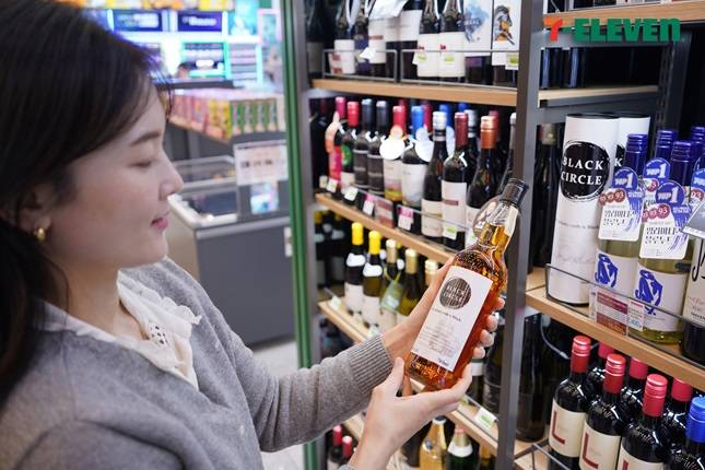 세븐일레븐이 출시한 1만원대 위스키인 '블랙서클'./사진제공=세븐일레븐