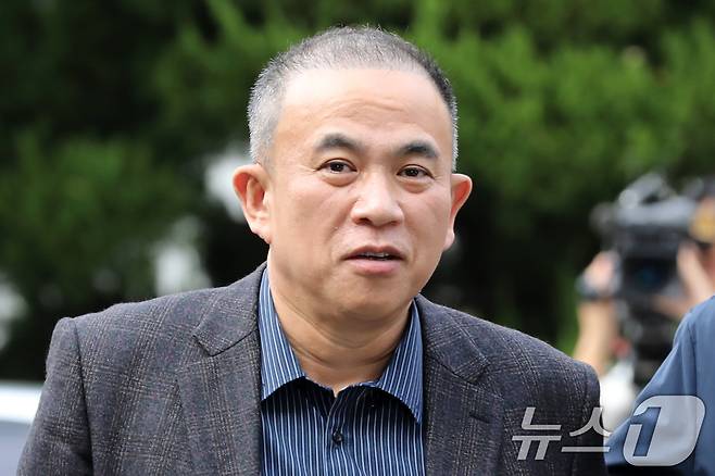 윤석열 대통령 부부 공천 개입 의혹의 핵심 인물인 명태균 씨가 지난해 11월 14일 오후 공천을 대가로 정치자금을 주고받은 혐의(정치자금법 위반)로 경남 창원시 성산구 창원지방법원에서 열린 구속 전 피의자 심문(영장실질심사)에 출석하고 있다. 2024.11.14/뉴스1 ⓒ News1 윤일지 기자