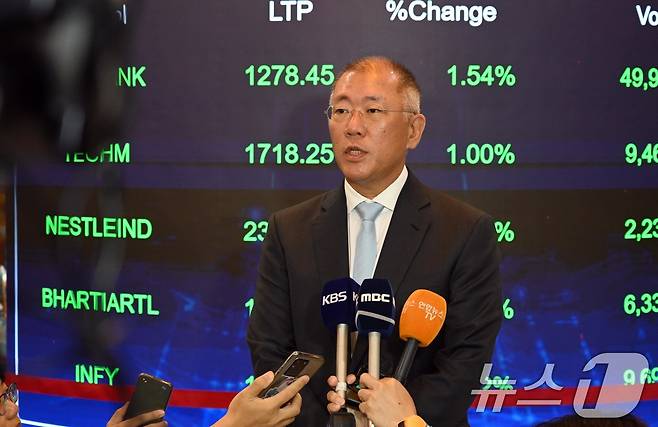 현대자동차는 지난해 10월 22일(현지시간) 인도 뭄바이 인도증권거래소(NSE)에서 인도법인의 현지 증시 상장 기념식을 개최했다. 현대차는 인도 기업 공개(IPO) 이후 투명성 강화와 사회공헌 활동을 통해 14억 인도인의 마음을 사로잡는다는 계획이다. 정의선 현대자동차그룹 회장이 인터뷰하고 있다. (현대자동차 제공) 2024.10.22/뉴스1
