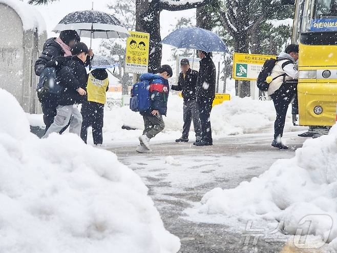 강원 산간과 동해안을 중심으로 대설특보가 발효된 4일 강원 강릉시 성산초등학교 아이들이 폭설 속 하교하고 있다. 기상청은 오는 5일까지 강원 산지에 최대 40cm 이상, 강원 동해안에 30cm 이상의 폭설이 더 쏟아질 전망이라고 예보했다. 2025.3.4/뉴스1 ⓒ News1 윤왕근 기자