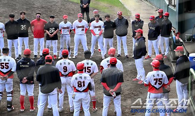 27일 일본 오키나와 킨 스타디움에서 열린 LG와 KIA의 연습경기, LG가 3대1로 승리했다. 경기에서 패한 KIA 이범호 감독이 선수단을 불러 이야기를 하고 있다. 오키나와(일본)=허상욱 기자 wook@sportschosun.com/2025.02.27/