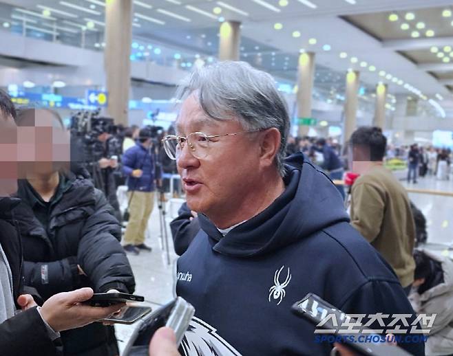 귀국 직후 취재진과 인터뷰하는 김경문 한화 이글스 감독. 인천공항=이종서 기자