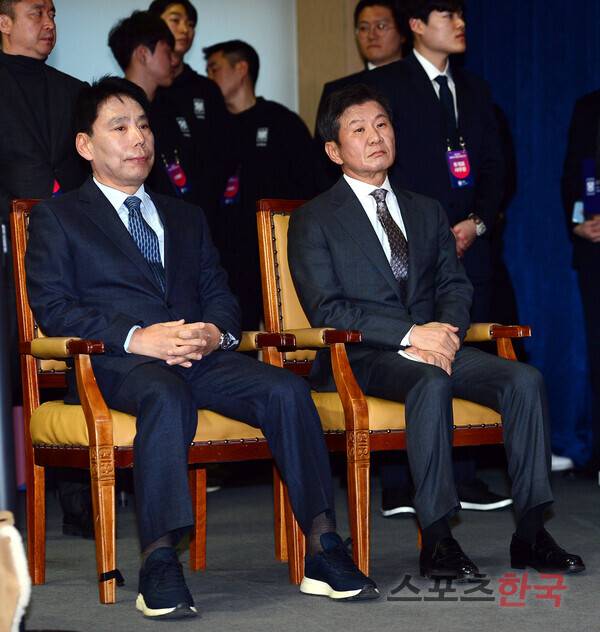 신문선(왼쪽), 정몽규 대한축구협회장. ⓒ스포츠코리아