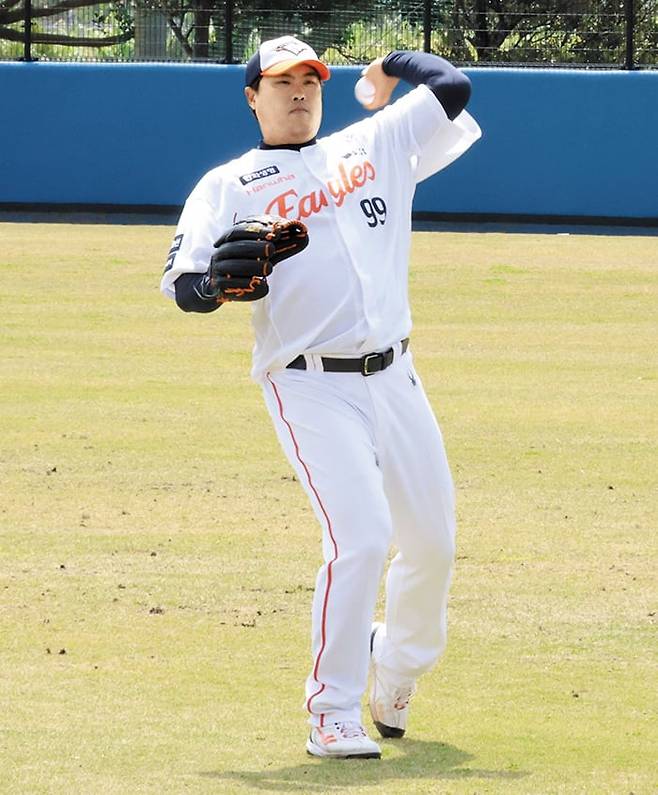 한화 류현진이 지난 2월 일본 오키나와 스프링캠프에서 연습 경기 등판을 앞두고 몸을 풀고 있다. /연합뉴스