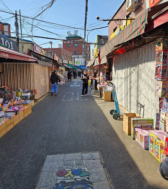 창신동 완구시장 곳곳에는 문을 닫은 매장이 눈에 띄었다. 작년과 올해 약 10곳이 폐업했다. /박용선 기자