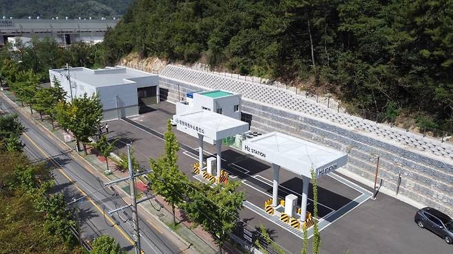 기존 기체수소에서 액체수소 충전소로 전환 중인 창원 대원 수소충전소.
