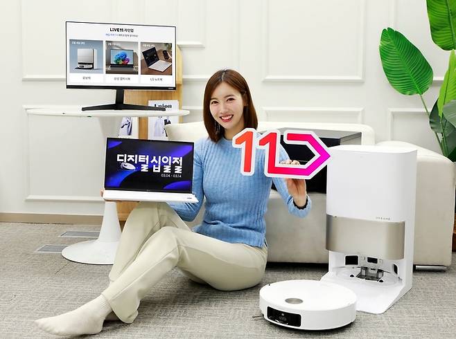 모델이 11번가 '디지털 십일절'을 홍보하고 있다.