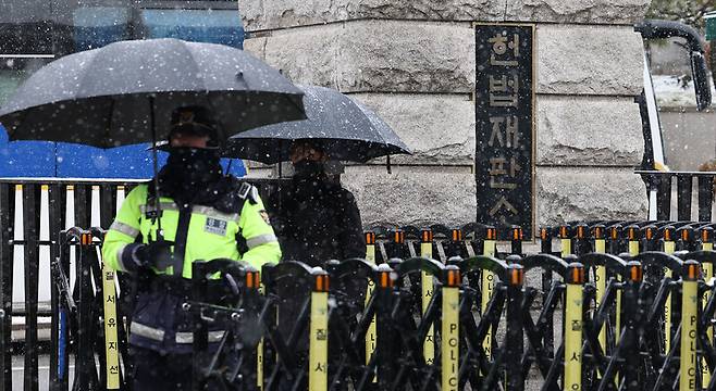 윤석열 대통령에 대한 탄핵심판 선고를 앞둔 4일 서울 종로구 헌법재판소 앞에서 경찰이 출입을 통제하고 있다. 연합뉴스