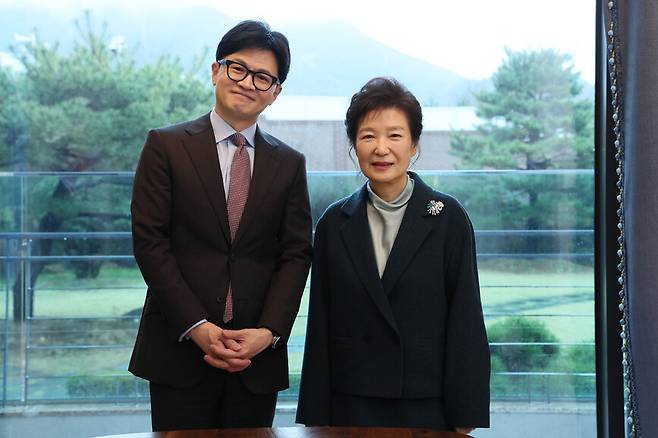2024년 3월26일 대구 달성군 박근혜 전 대통령 자택을 찾아 박 전 대통령과 기념사진을 찍고 있는 한동훈 당시 국민의힘 비상대책위원장 겸 총괄선대위원장. 국민의힘 제공