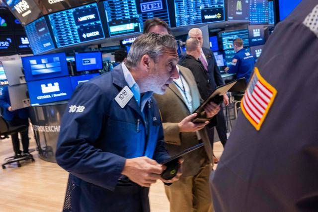 트레이더들이 3일 미국 뉴욕증권거래소(NYSE)에서 주요 증시 지수를 살펴보고 있다. 뉴욕=AFP 연합뉴스