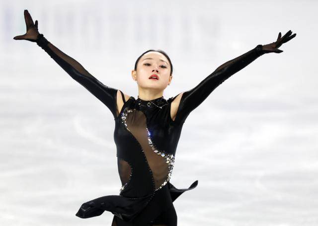 하얼빈 동계아시안게임 금메달리스트인 한국 김채연이 지난달 21일 서울 목동아이스링크에서 열린 2025 국제빙상경기연맹(ISU) 사대륙 피겨스케이팅 선수권 대회 여자 싱글 쇼트 프로그램에서 연기를 펼치고 있다. 이 의상은 김채연의 어머니 이정아씨가 디자인한 것으로, 이 의상으로 김채연은 2025 피겨 스케이팅 어워즈 '베스트 의상상' 후보로 선정됐다. 뉴시스
