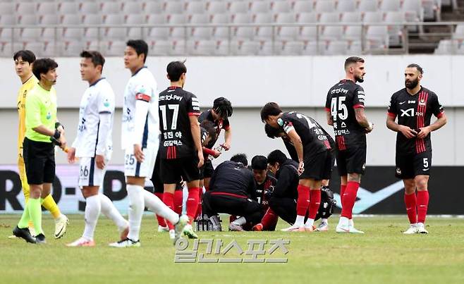 프로축구 '하나은행 K리그1 2025' 2라운드 FC서울과 김천상무의 경기가 3일 오후 서울 마포구 서울월드컵경기장에서 열렸다. 0대 0 무승부로 경기를 마친 FC서울 선수들이 아쉬워하고 있다. 상암=김민규 기자 mgkim1@edaily.co.kr /2025.03.03/