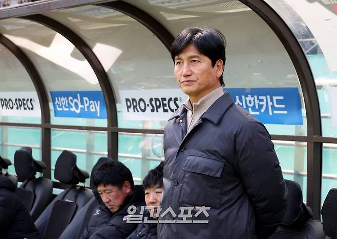 프로축구 '하나은행 K리그1 2025' 2라운드 FC서울과 김천상무의 경기가 3일 오후 서울 마포구 서울월드컵경기장에서 열렸다. 경기 전 정정용 감독이 벤치에 서 있다. 상암=김민규 기자 mgkim1@edaily.co.kr /2025.03.03/