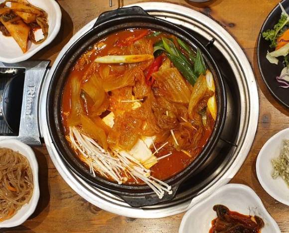 김치찌개를 주문하고 식사를 한 뒤 "김치찌개는 건들지 않고 공깃밥과 밑반찬만 먹었으니 밥값도 반 만 내겠다"고 고집을 부린 한 손님 때문에 골머리를 앓았다는 한 자영업자의 사연이 전해졌다. 사진은 김치찌개. [사진=픽사베이]