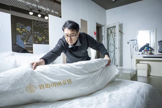 모텔을 운영하는 함장수씨. 플랫폼 생태계에서 살아남기 위해 매달 수백만원씩을 광고비로 지출한다. 전민규 기자