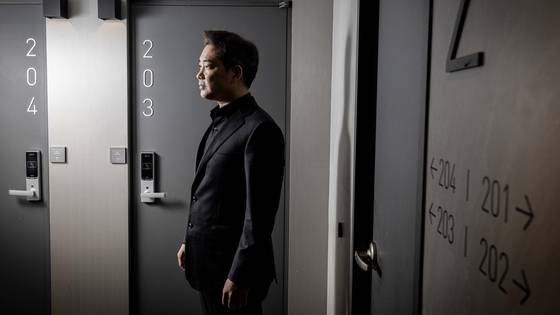 모텔을 운영하는 김진한씨. 플랫폼 생태계에서 살아남기 위해 매달 수백만원씩을 광고비로 지출한다. 전민규 기자