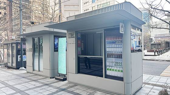 서울 중구 무교동에 임시 설치된 새 가로 판매대(우측)와 구두수선대의 모습. 사진 서울시