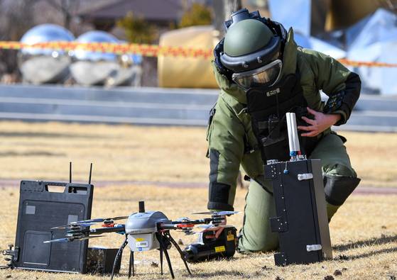 해병대 1사단 2여단 장병들이 주둔지 내 국가주요시설인 포스코 포항제철소와 월성원자력본부에서 실시된 대침투종합훈련에서 주요지역에 침투한 드론을 확인하고 있다. 뉴스1(해병대1사단제공)