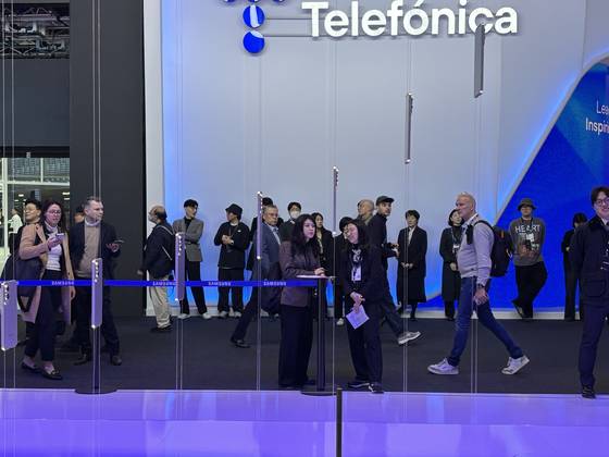 세계 3대 IT 전시회로 꼽히는 '모바일월드콩그레스(MWC) 2025'가 개막한 3일(현지시간) 스페인 바르셀로나 피라 그란 비아 전시장에 마련된 삼성전자 부스에 역대 갤럭시 S 시리즈 중 가장 얇은 디자인의 '갤럭시 S25 엣지'가 가는 실에 매달려 전시돼 있다. 연합뉴스