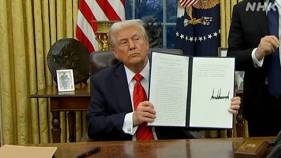 도널드 트럼프 미국 대통령이 오는 12일부터 발효되는 알루미늄과 철강제에 대한 관세부과 행정명령에 서명한 뒤 들어보이고 있다. 사진 백악관