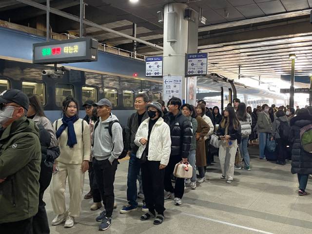 ▲ 3·1절 연휴를 앞둔 지난달 28일 오전 부산 부전역에서 출발한 ITX-마음 열차가 강릉역에 도착한 직후 승객들이 줄을 지어 내리고 있다. 강릉/이정호