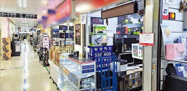 지난달 28일 방문한 서울 한강로2가 선인상가 2층 PC 부품 전문 매장들이 엔비디아 최신 그래픽카드 품귀 여파로 손님이 없어 한산하다.    황정수 기자