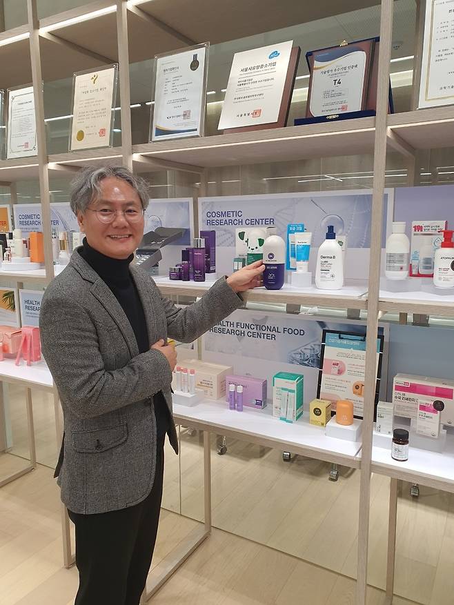 임두현 글로벌의학연구센터 대표가 바이더닥터 아토 로션을 소개하고 있다. 윤현주 기자
