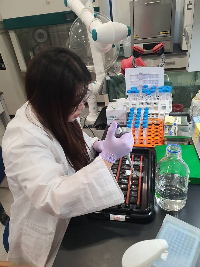 박소현 연구원이 조직 염색을 하고 있다. 윤현주 기자