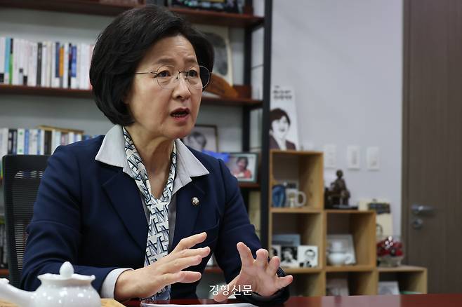 추미애 더불어민주당 의원이 지난달 28일 국회 의원회관에서 경향신문과 인터뷰를 하고 있다. 성동훈 기자