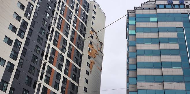 2~4일 강풍주의보가 발령된 부산에서 한 아파트의 외벽이 떨어지는 피해가 일어났다. 부산소방재난본부 제공