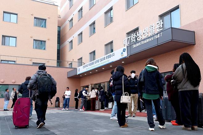 한양대 신입생들이 지난 3일 서울 성동구 한양대 제7학생생활관 앞에서 부모님과 기숙사를 둘러보고 있다.  성동구 제공