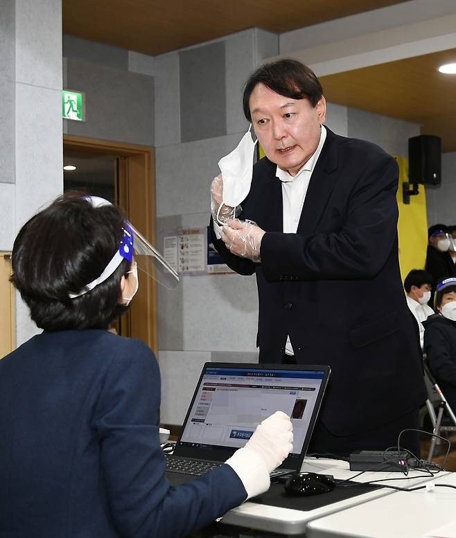 윤석열 대통령(당시 전 검찰총장)이 4·7 서울시장 보궐선거 사전투표 첫날인 2021년 4월2일 서울 서대문구 남가좌1동 주민센터에 마련된 사전투표소에서 투표하고 있다. 공동취재사진