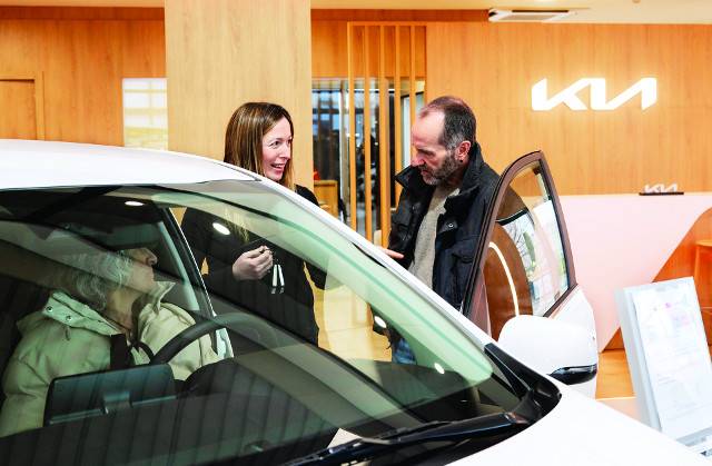 이곳 대리점 딜러가 방문 고객에게 차량에 대해 설명하는 모습. 기아 제공