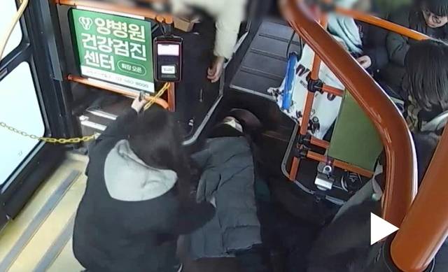 지난달 20일 오후 4시쯤 서울승합 시내버스 3413번 버스 안에서 한 할머니가 쓰러지자 승객들과 기사 김숙(52)씨가 할머니의 상태를 살피고 있다. 이하 서울시버스운송사업조합 제공