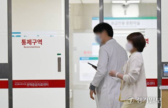 4일 인천 중구 인하대병원에서 의료진이 이동하고 있다. 조병석기자