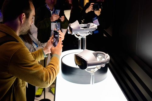 삼성전자 부스에서 관람객들이 최초의 안드로이드 XR 헤드셋 ‘프로젝트 무한(Project Moohan)’을 살펴보고 있다. [사진출처=삼성전자]