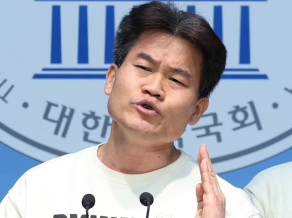 탄핵 반대에 나선 한국사 일타강사 전한길. [사진출처 = 뉴스1]