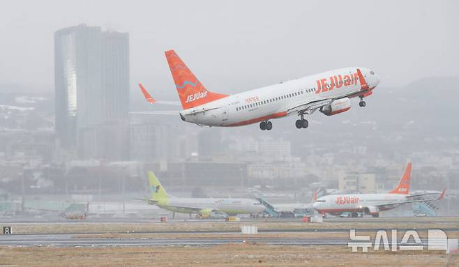 [제주=뉴시스] 우장호 기자 = 강풍특보가 발효된 4일 오전 제주국제공항으로 향하던 항공기가 강한 바람을 이기지 못하고 기장의 판단에 따라 다시 이륙을 시도하는 고어라운드(Go-Around)를 하고 있다. 2025.02.04. woo1223@newsis.com