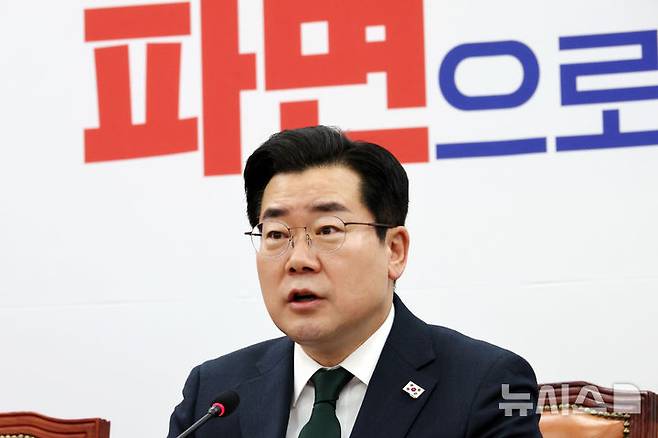 [서울=뉴시스] 조성우 기자 = 박찬대 더불어민주당 원내대표가 4일 오전 서울 여의도 국회에서 열린 원내대책회의에서 발언하고 있다. 2025.03.04. xconfind@newsis.com