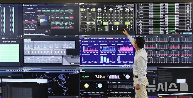 [서울=뉴시스] 김진아 기자 = 국내 첫 대체거래소(ATS) 넥스트레이드가 다음달 4일 영업을 개시할 계획이다.  ATS 출범에 따라 하루 12시간 주식거래, 새로운 호가 도입 등 투자자 거래 편의가 개선될 것으로 기대된다. 넥스트레이드는 한국거래소와 동시에 운영하는 정규 거래시간 외에도 오전 8시~8시50분 프리마켓과 오후 3시30분~8시의 에프터마켓을 운영하며, 거래 종목을 단계적으로 확대해 4월 약 800개로 늘어난다.  25일 서울 여의도 넥스트레이드에서 직원들이 업무를 보고 있다. 2025.02.25. bluesoda@newsis.com