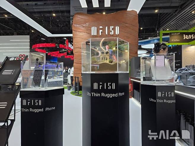 세계 최대 이동통신 전시회 'MWC25'가 진행되는 스페인 바르셀로나 피아 그란 비아 전시관 1홀에 마련된 IIIF150 전시 부스에서 러기드폰 내구성 소개를 위한 전시가 진행되고 있다.. (사진=윤현성 기자)