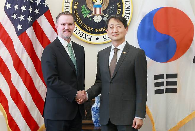 안덕근 산업통상자원부 장관이 지난달 28일(현지 날짜) 워싱턴 D.C. 미국무역대표부(USTR)에서 제이미슨 그리어 대표와 면담하고 관세 조치에 대한 우리 입장을 전달하고 양국 간 협력 강화 방안을 협의했다. 산업부 제공