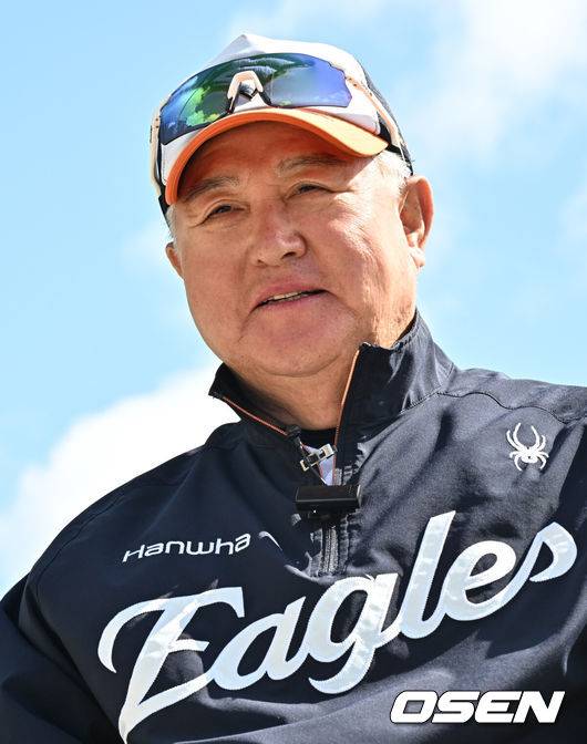 [OSEN=오키나와(일본), 조은정 기자]&nbsp;한화 김경문 감독이 인터뷰를 하고 있다. 2025.02.27 /cej@osen.co.kr