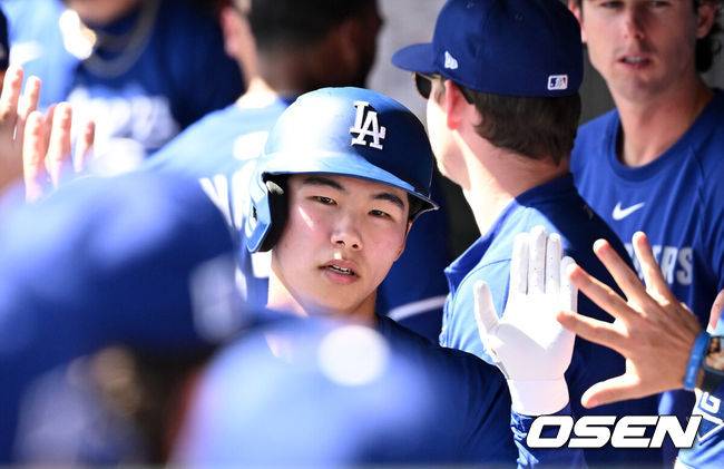 [OSEN=글렌데일(미국), 이대선 기자] '코리안 데이'였다.&nbsp;이정후(샌프란시스코 자이언츠)와 김혜성(LA 다저스)이 맞대결에서 나란히 맹활약했다. &nbsp;LA 다저스와 샌프란시스코 자이언츠는 2일(이하 한국시간) 미국 애리조나주 글렌데일의 캐멀백 랜치에서 2025 메이저리그 시범경기를 치렀다.&nbsp;이날 김혜성은 8번 유격수로,&nbsp;이정후는 3번 중견수로 각각 선발 출장했다. 이정후가 총알 2루타로 선제 타점을 올리자, 7푼 타율로 마음고생을 하던 김혜성은 시범경기 첫 홈런포를 터뜨렸다.3회말 1사에서 LA 다저스 락우드-파웰의 적시 2루타 때 1루주자 김혜성이 득점 후 더그아웃에서 환호하고 있다. 2025.03.02 / sunday@osen.co.kr