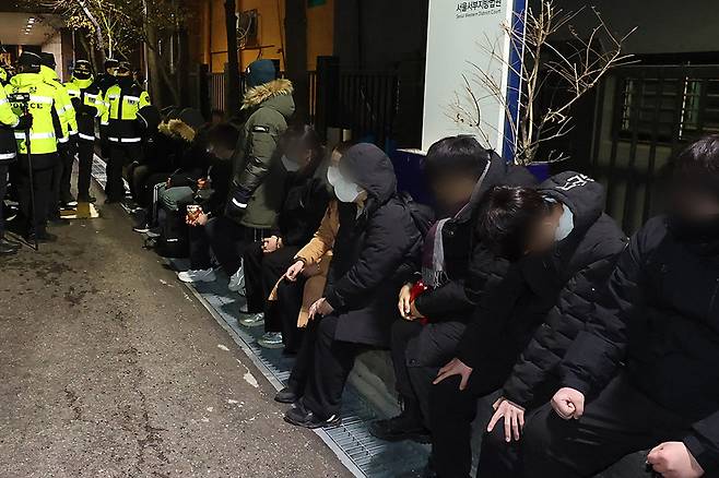 내란 우두머리 혐의를 받는 윤석열 대통령의 구속 전 피의자 심문(영장실질심사)이 열린 지난 1월18일 서울 마포구 서울서부지법에 법원 담장을 넘어 무단 침입한 윤 대통령 지지자들이 경찰에 붙잡혀 있다. 연합뉴스