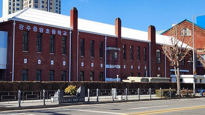 저출생과 학령인구 감소로 전남지역 초등학교 32곳은 올해 신입생이 없어 입학식을 하지 못했다. 전남 도내 전역에서 학생 수가 감소하고 있고, 신입생이 전혀 없는 학교가 해마다 증가하는 추세다. 100년이 넘는 전통학교도, 대도시 광주도 이제 예외가 아니다. 학생이 없어 문을 닫는 학교 시대가 성큼 다가왔다. 일제강점기인 1907년 개교한 광주 중앙초도 도심 공동화의 직격탄을 맞아 올해는 신입생이 단 한 명에 불과했다. 광주 중앙초 전경 ⓒ시사저널 정성환