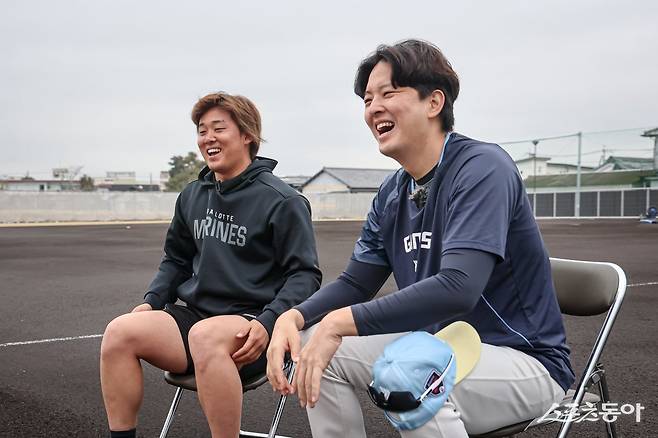 롯데 김원중(오른쪽)이 지난달 28일 일본 미야자키 미야코노조구장에서 지바롯데 스즈키 쇼타와 합동 인터뷰를 하고 있다. 사진제공｜롯데 자이언츠
